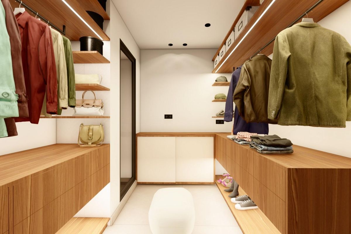 Close-up van de inloopkast met netjes georganiseerde kleding in een villa in Benijofar.