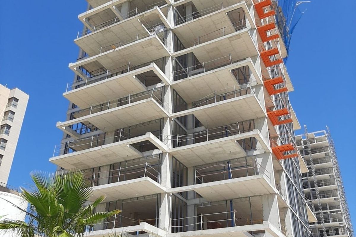 Uitzicht op een hoogbouw in aanbouw, met een modern ontwerp in Calpe, Costa Blanca Noord.