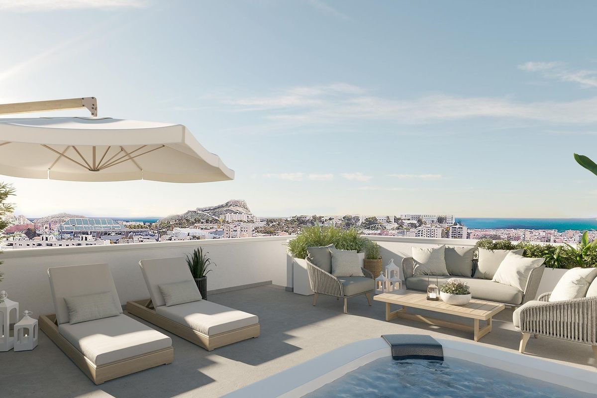Heldere terras met ligstoelen en uitzicht op de stad, onderdeel van een luxe 3-slaapkamer penthouse in Alicante.