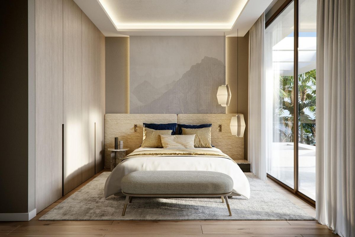 Stijlvolle slaapkamer met zachte tinten en moderne designelementen, die een ontspannende retraite in Marbella biedt.