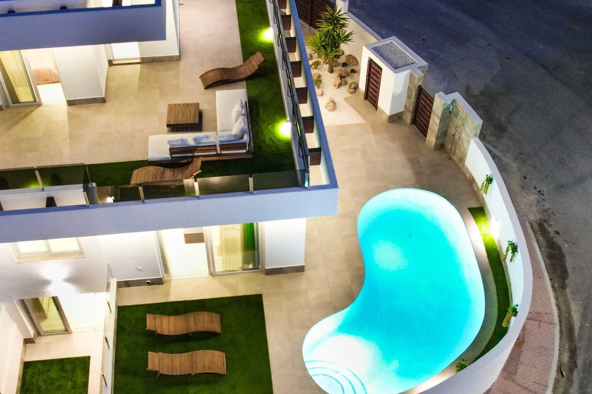 Luchtfoto van een 3-slaapkamer villa die het zwembad en buitengebied toont in Ciudad Quesada, Costa Blanca Zuid.