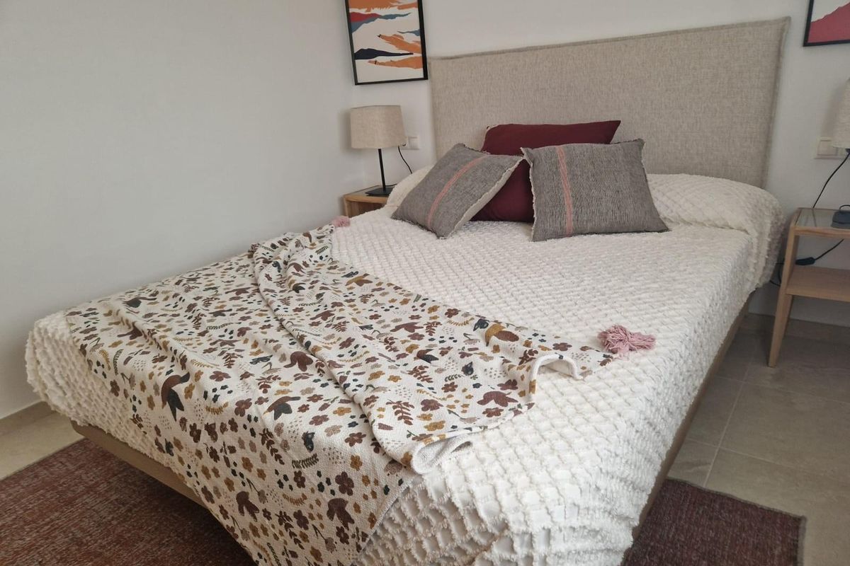 Comfortabele slaapkameropstelling met bed in het 2-slaapkamer appartement, Avileses, Costa Calida.