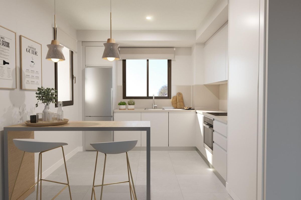 Moderne keuken met strak ontwerp, open indeling en natuurlijk licht, gelegen in een appartement aan de Costa del Sol.
