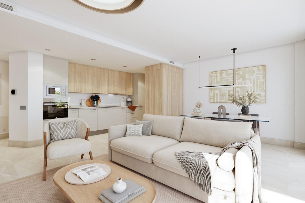 Heldere woonkamer met een bank, eettafel en moderne keuken in een 3-slaapkamer penthouse in Mijas, Spanje.