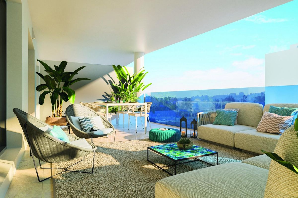 Gezellig terras met zitplaatsen en groen, ideaal voor buitenbijeenkomsten in Mijas, Costa del Sol.