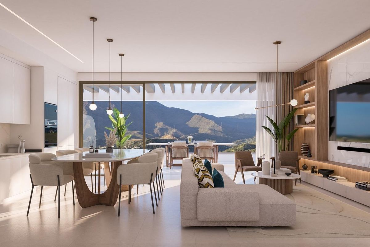 Ruimtelijke woonkamer in Estepona appartement met uitzicht op bergen, modern design en eetgedeelte.