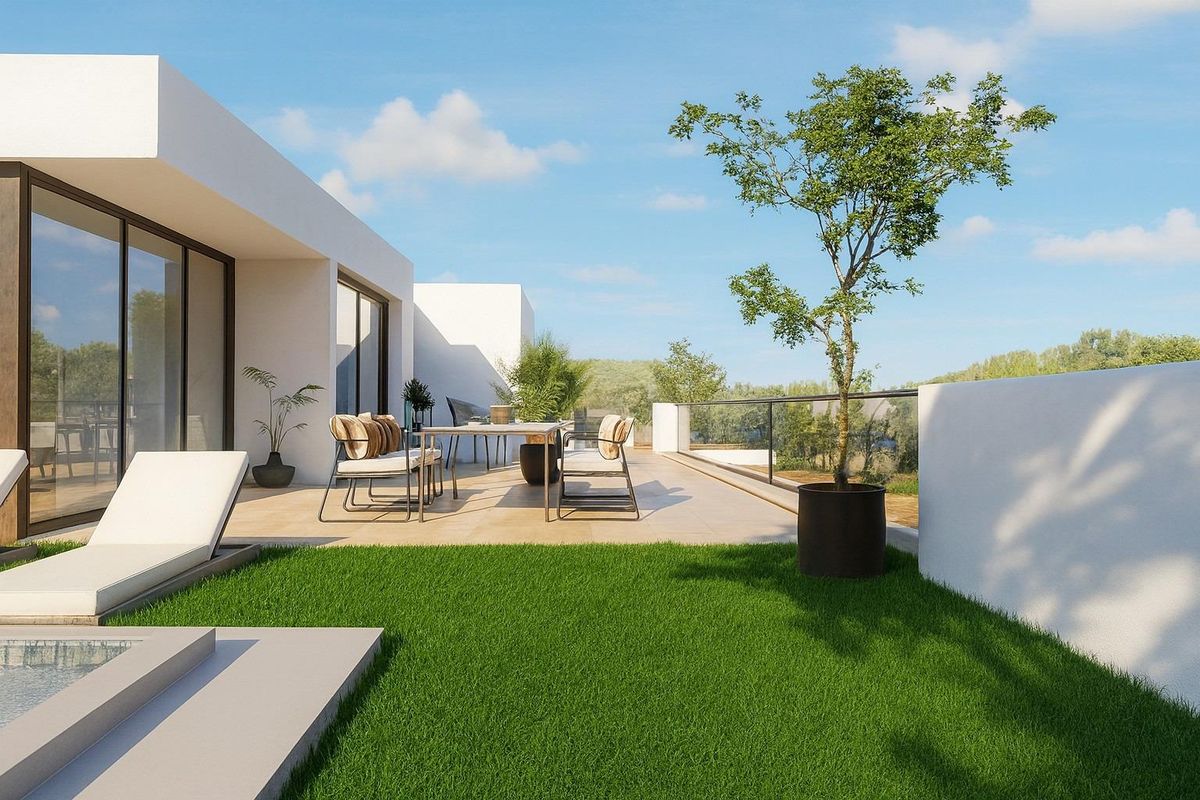 Modern terras in Estepona, Costa del Sol, met zitplaatsen en uitzicht op het omliggende groen.