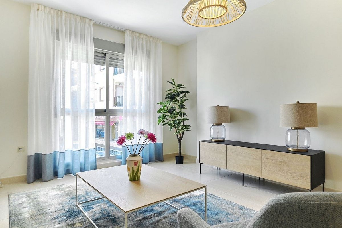 Gezellige woonruimte met uitzicht in het 2-slaapkamer appartement in San Miguel de Salinas, met grote ramen.