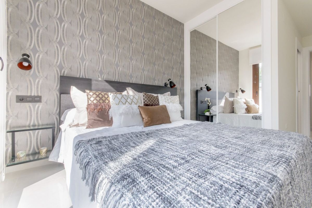 Stijlvolle slaapkamer in een 2-slaapkamer appartement in Torrevieja met elegante meubels en natuurlijk licht.