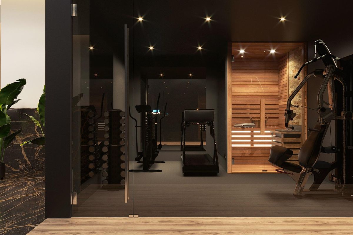 Een elegante gym met fitnessapparatuur en sauna in een woning in Torrevieja, Costa Blanca Zuid.