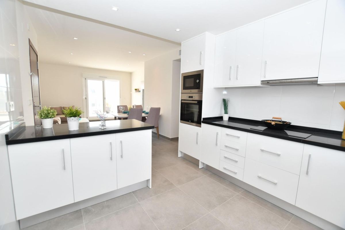 Hedendaagse keukenindeling met voldoende opbergruimte in een 2-slaapkamer bungalow in San Miguel de Salinas, Costa Blanca.