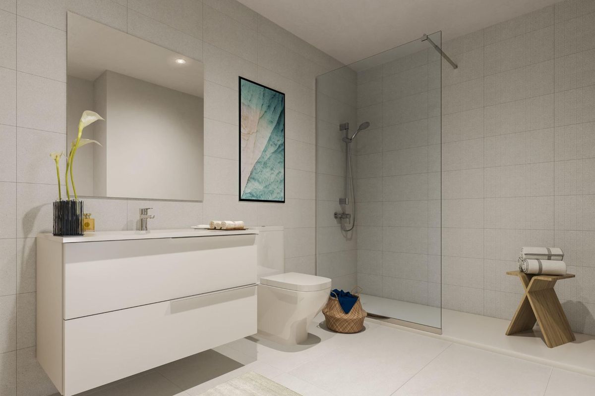 Tijdloze badkamer met strakke ontwerpen en moderne voorzieningen in een penthouse in Estepona.