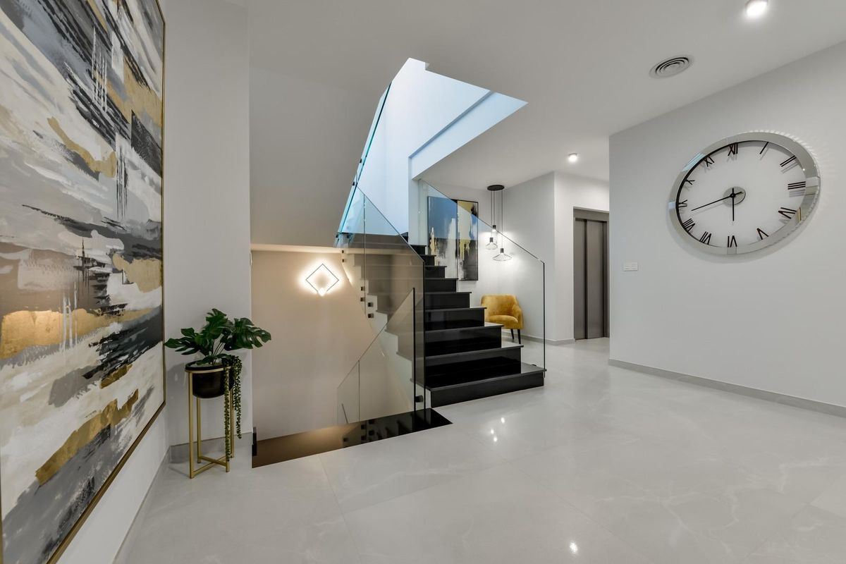 Moderne interieur met een stijlvolle trap en kunstwerk in een 8-slaapkamer villa in Finestrat, Costa Blanca.