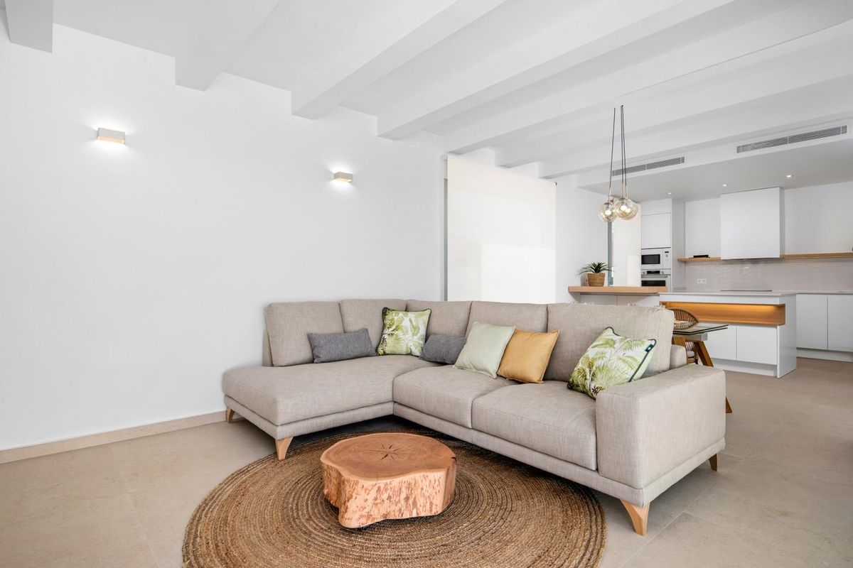 Heldere en ruime woonkamer met een hoekbank en een natuurlijke houten salontafel in villa in Benijofar.