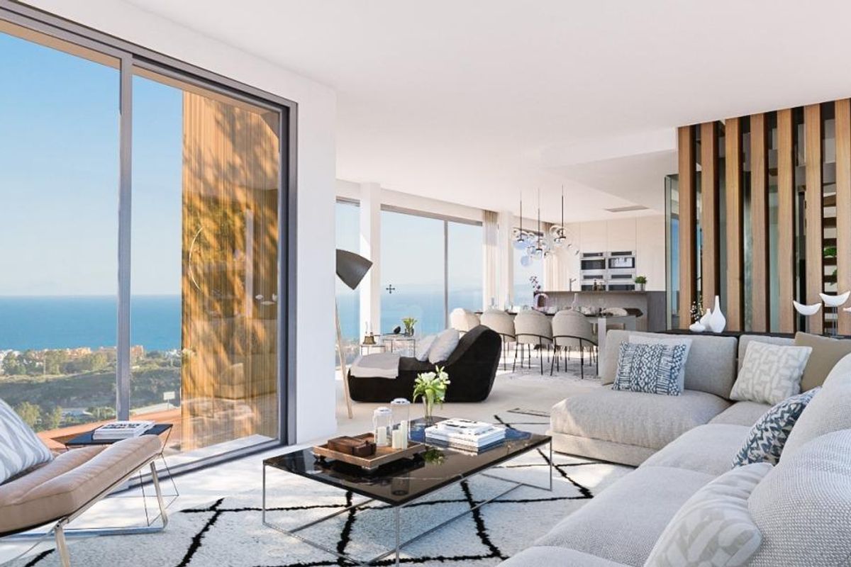 Heldere woonkamer met panoramisch uitzicht op zee, gezellige meubels en een modern ontwerp in Benahavís villa.