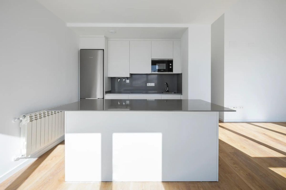 Moderne keuken met een strak ontwerp en eiland, gelegen in een 3-slaapkamer appartement in Monachil, Costa de Almeria.