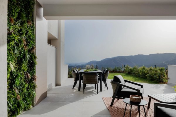 Terras met eetruimte en uitzicht op de bergen in een 3-slaapkamer woning, Istán, Costa del Sol.