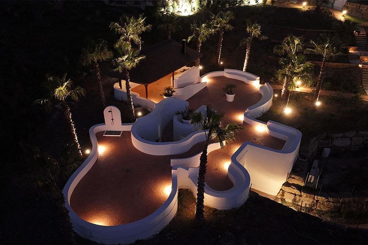 Luchtfoto van een prachtig verlichte tuin met palmbomen in Marbella, Costa del Sol, Spanje.