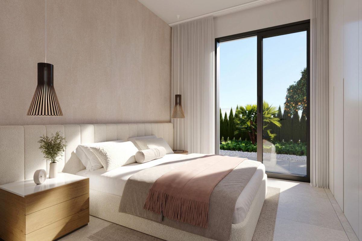 Stijlvolle master slaapkamer in de villa in Fuente Álamo, met elegant ontwerp en tuinzicht.
