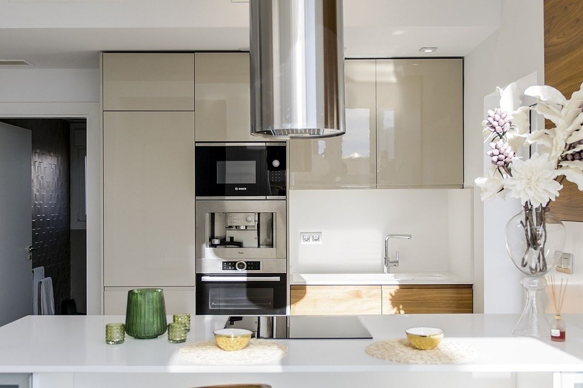 Hedendaagse keuken met moderne apparaten in een 3-slaapkamer villa, met stijlvolle kasten in Cartagena, Costa Calida.