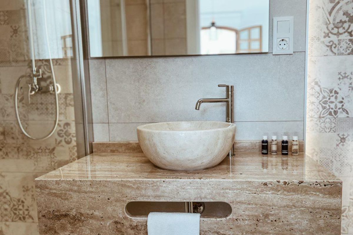 Stylish badkamer met een unieke wastafel en moderne decoraties in het appartement in Cuevas Del Almanzora.