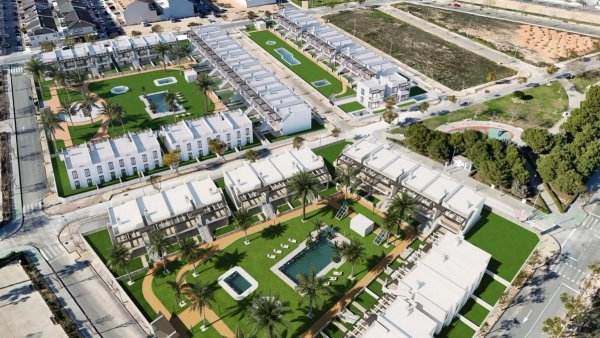 Luchtfoto van een modern wooncomplex in Pilar de La Horadada, met tuinen en een zwembad.