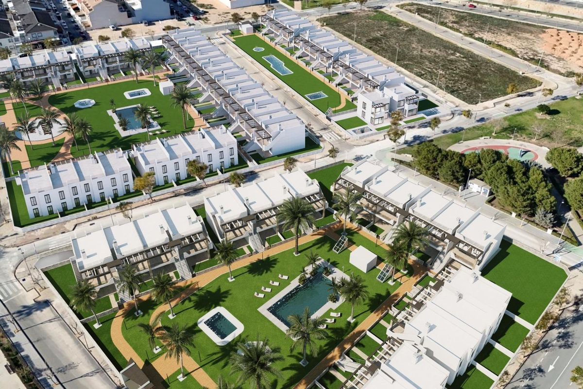 Luchtfoto van een modern wooncomplex in Pilar de La Horadada, met tuinen en een zwembad.