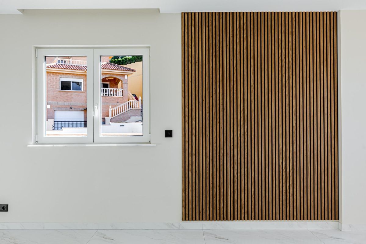 Close-up van een decoratieve houten wand in de woonkamer van een 4-slaapkamer villa in Rojales.