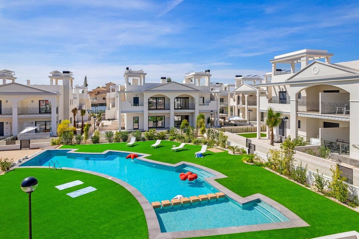 Uitzichten op de goed ingerichte pool en tuinen van het appartementencomplex in Rojales.