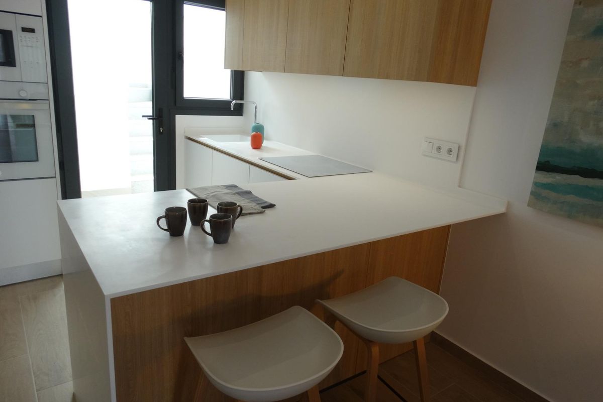 Stijlvolle ontbijtbalk in de keuken van een modern appartement op de begane grond, gelegen in Pilar de La Horadada.