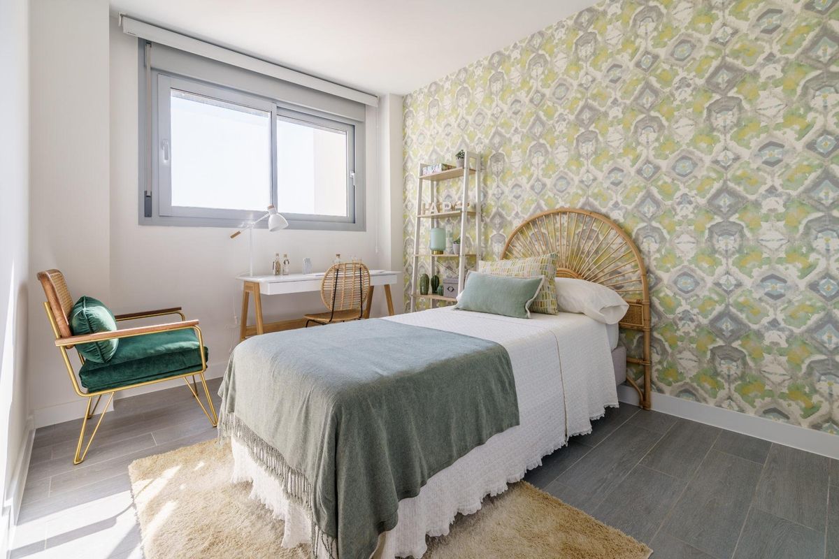 Charmante slaapkamer met groene accenten en een studeerhoek, onderdeel van een 4-slaapkamer penthouse in Mijas, Costa del Sol.
