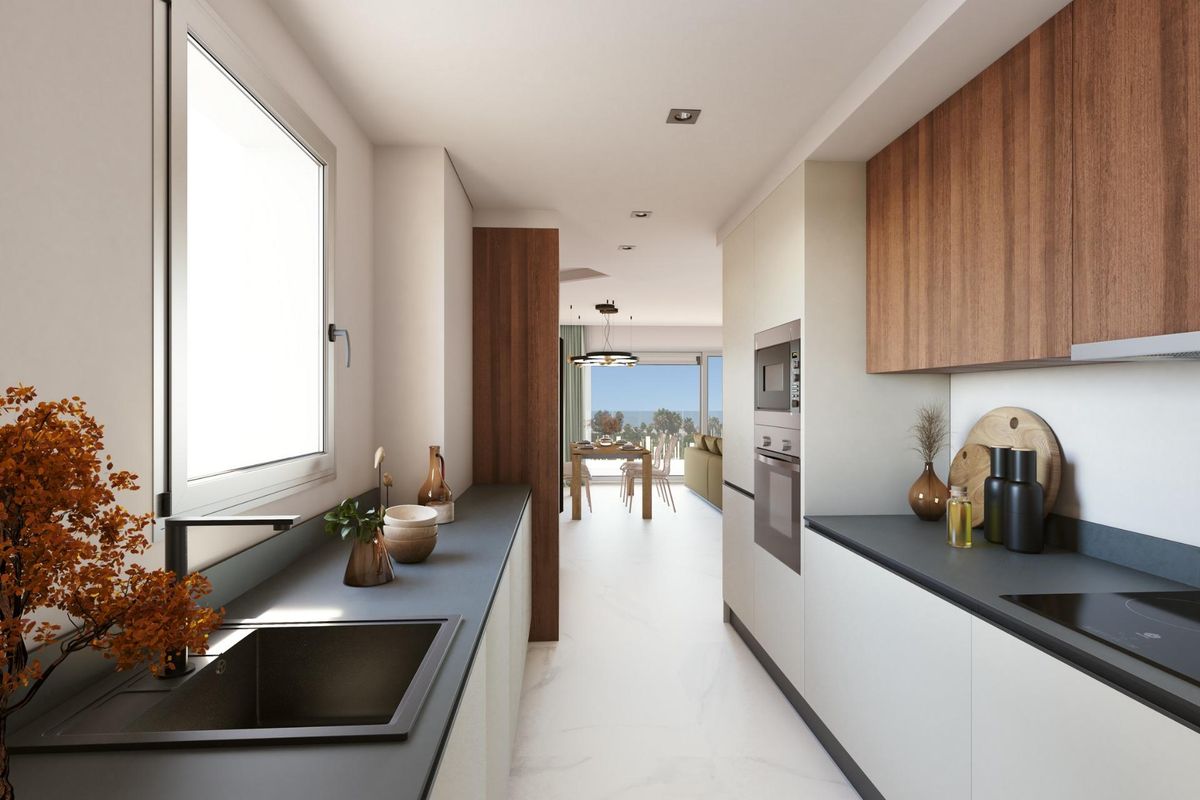 Functionele keuken met natuurlijk licht in een appartement in Marbella, met moderne afwerkingen en apparaten.