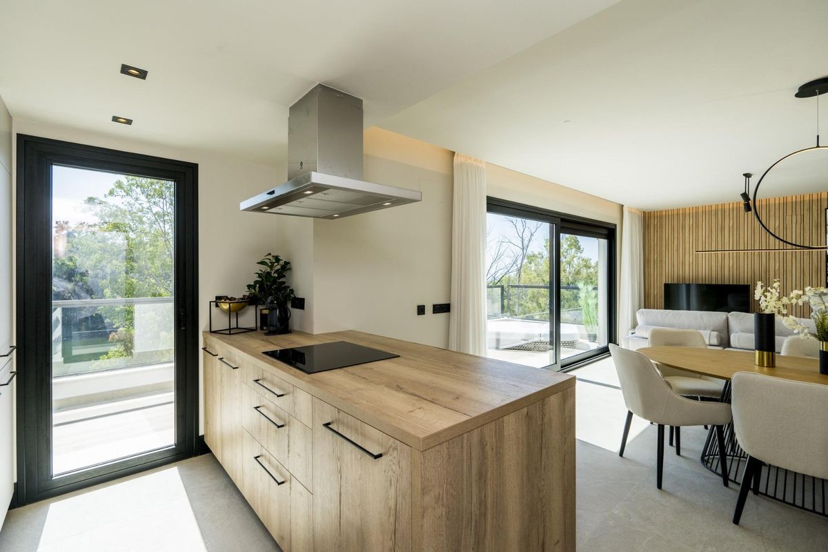 Heldere en moderne keuken die verbonden is met de eetruimte in een penthouse in Marbella, Costa del Sol.