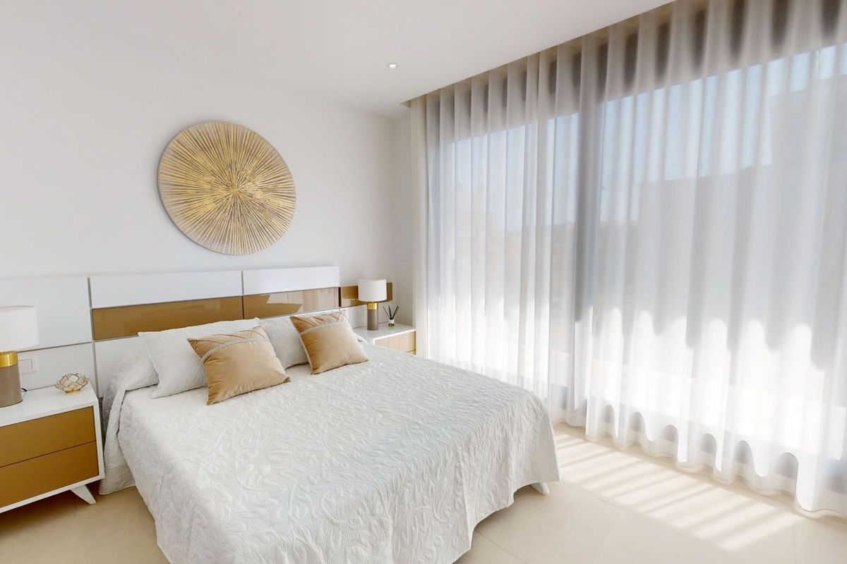 Helder slaapkamer in een villa met 3 slaapkamers, met elegante decoratie en grote ramen in San Fulgencio.