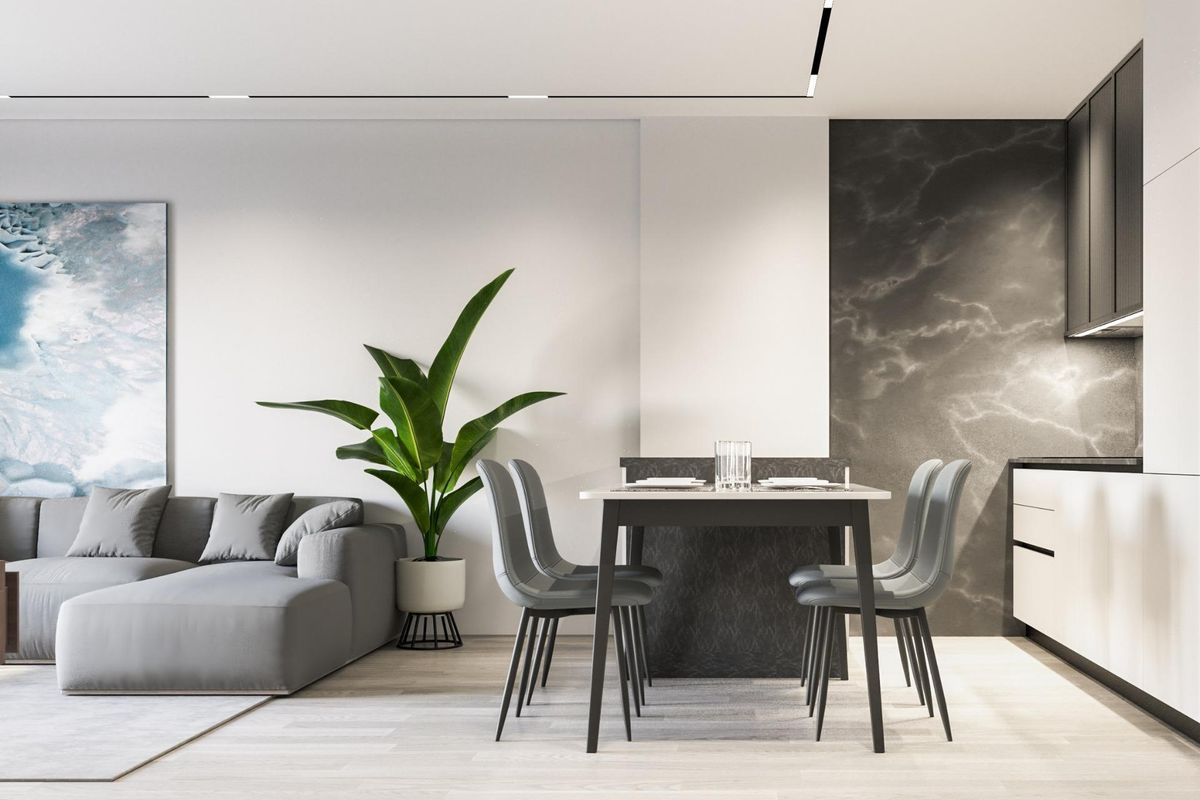 Stijlvolle eetkamer in een licht appartement in Torrevieja, met elegante meubels en groen.