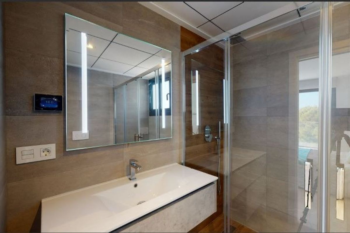Stijlvolle badkamer met glazen douche en eigentijdse wastafel in een 3-slaapkamer villa in La Nucia, Costa Blanca.
