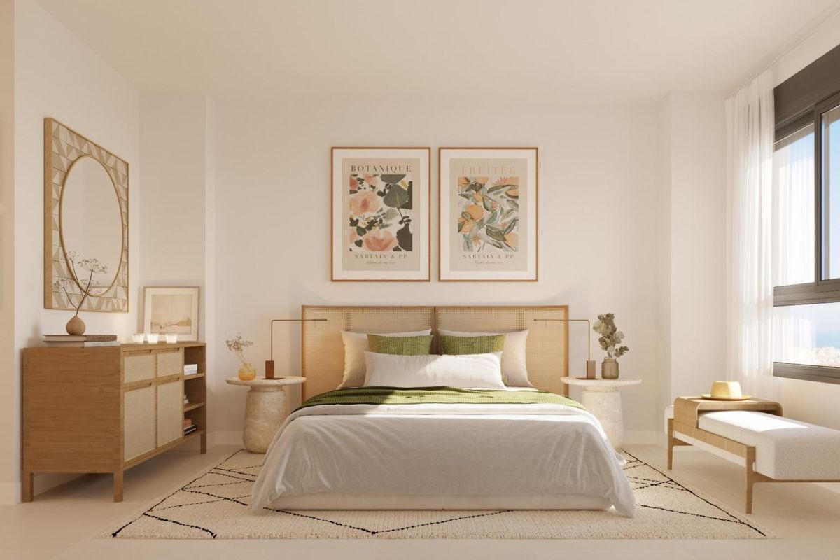 Heldere slaapkamer met groene accenten en uitzicht op zee in een appartement met 3 slaapkamers in Torremolinos.