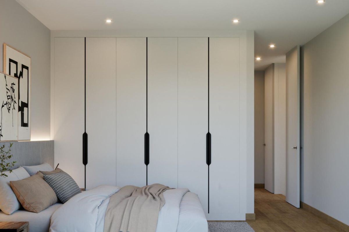 Ruime kleedruimte in een strakke slaapkamer van een 3-slaapkamer villa, Finestrat, Costa Blanca Noord.