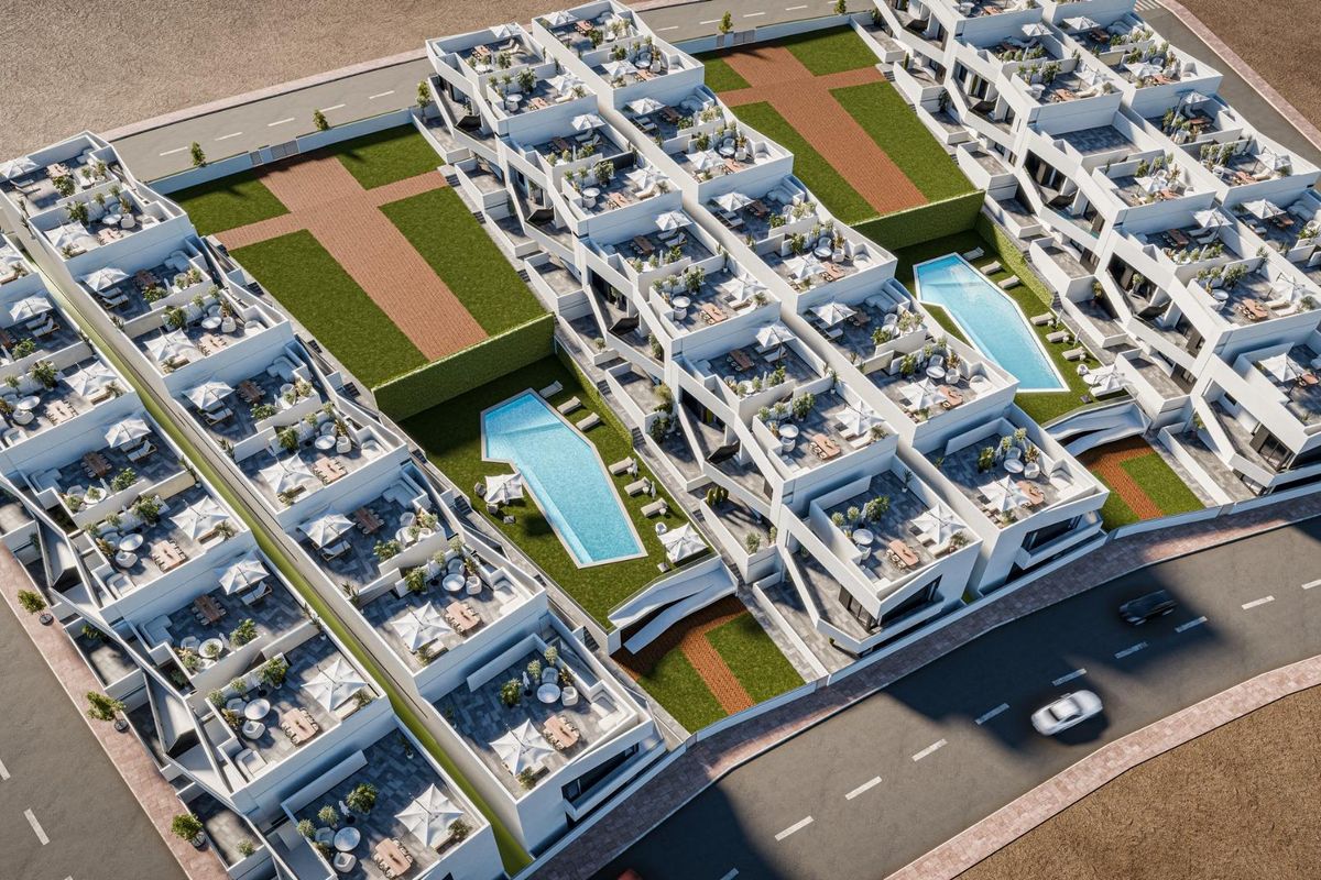 Luchtfoto van een bungalowcomplex in San Miguel de Salinas, met indeling en groen in Costa Blanca.