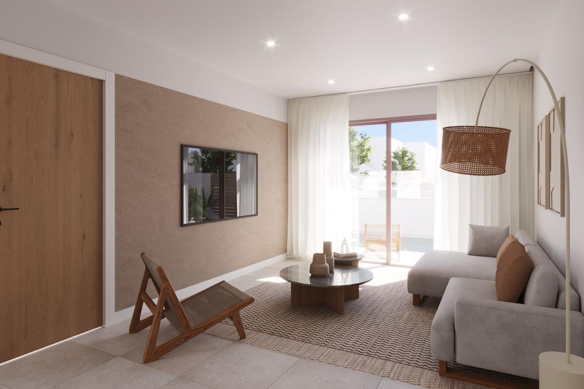 Gezellige woonkamer in een townhouse met zachte zitplaatsen en natuurlijk licht in Torre Pacheco, Spanje.