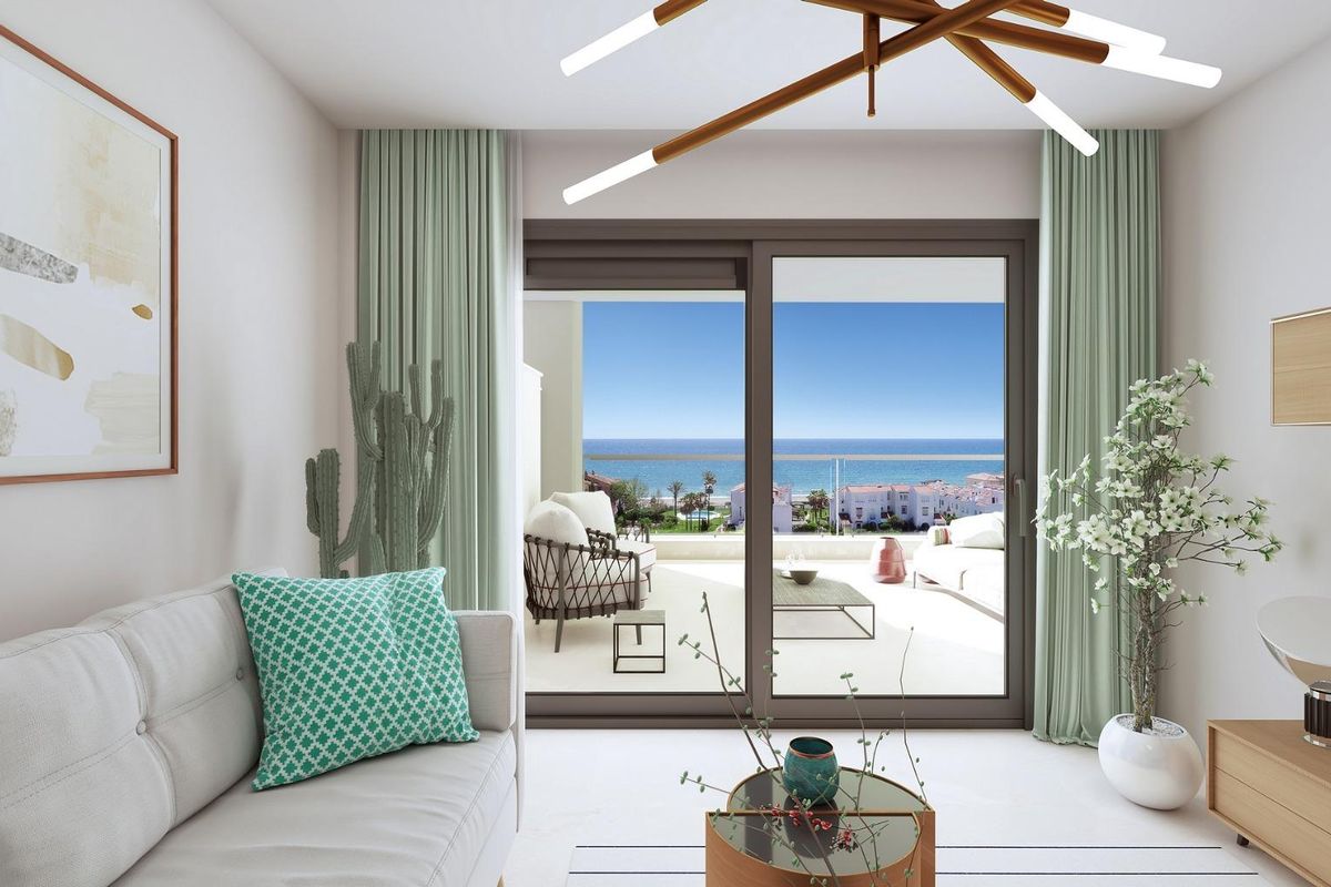 Heldere woonkamer met uitzicht op het strand, ontworpen voor comfort in de penthouse van Casares.
