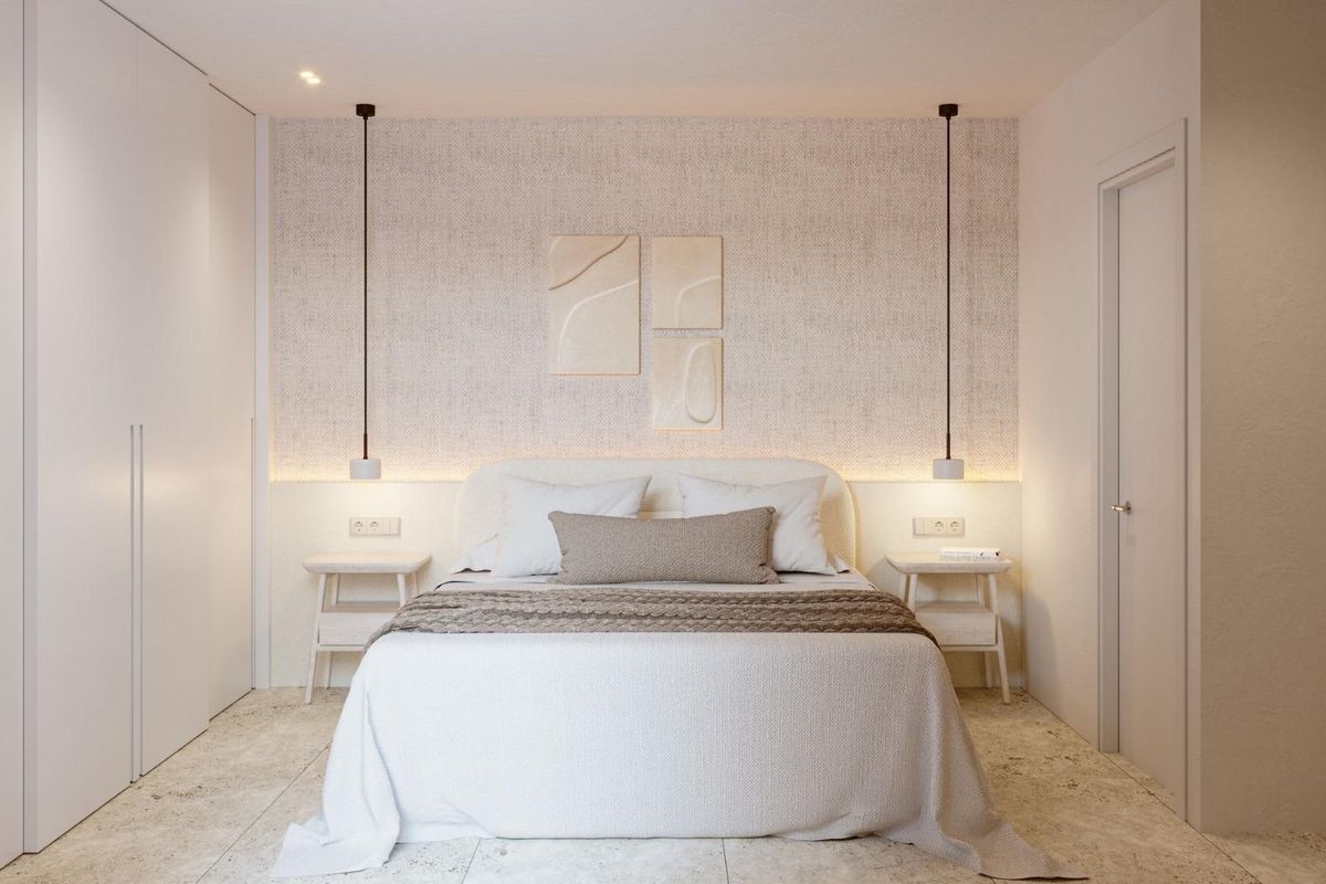 Elegante slaapkamer met stijlvolle decoratie en natuurlijk licht in een gelijkvloers appartement in Mojacar.