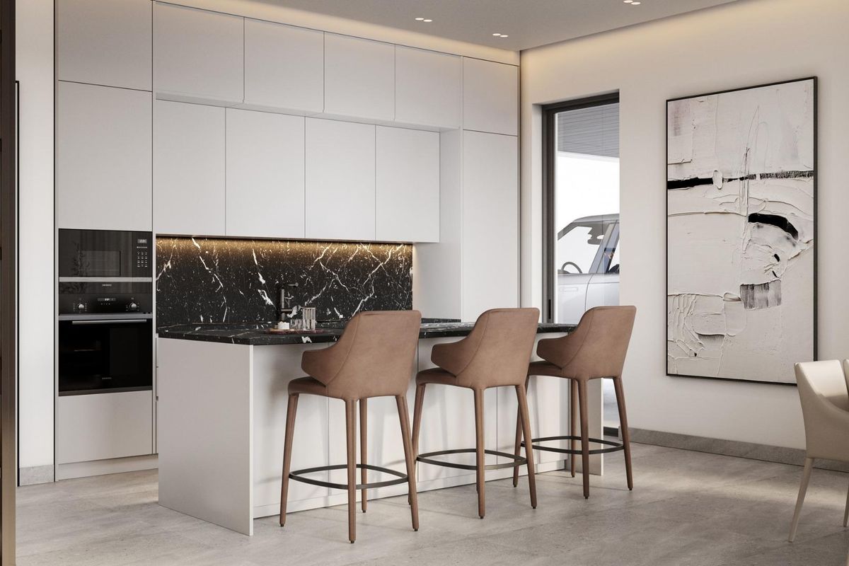 Moderne keuken in villa in Mijas met strakke kasten en een stijlvolle bar.