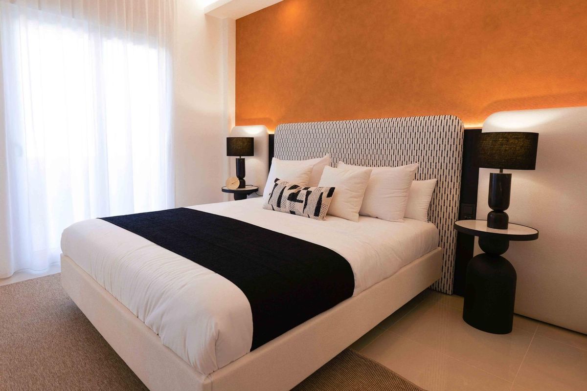 Gezellige slaapkamer met moderne decoratie en zachte verlichting in een bungalow in Rojales.