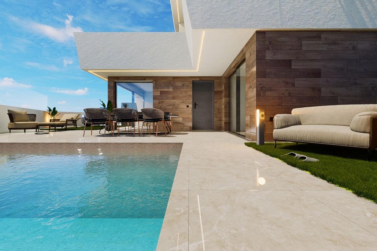 Stijlvolle buitenlounge naast het zwembad van een 3-slaapkamer villa in San Pedro del Pinatar.