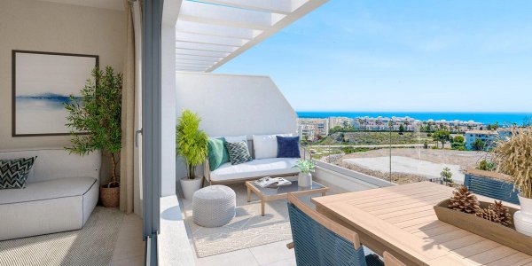 Ruimtelijk terras met zitplaatsen en uitzicht op de kust in een 2-slaapkamer appartement in Mijas, Costa del Sol.