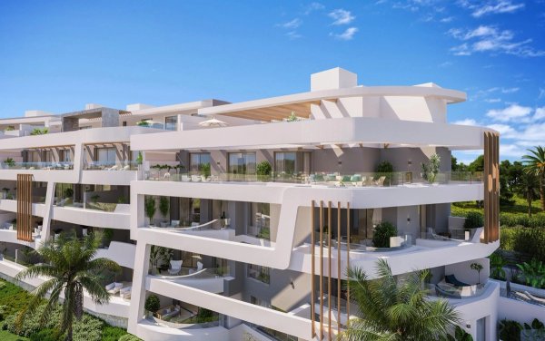 Modern exterieur van een 2-slaapkamer appartement in Marbella met terrassen en palmbomen.