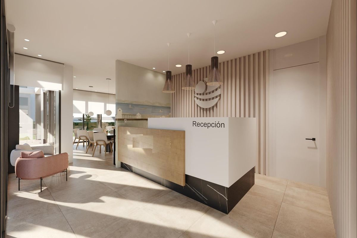 Ontvangstruimte met modern decor en natuurlijk licht in een appartementencomplex in Torre Pacheco.