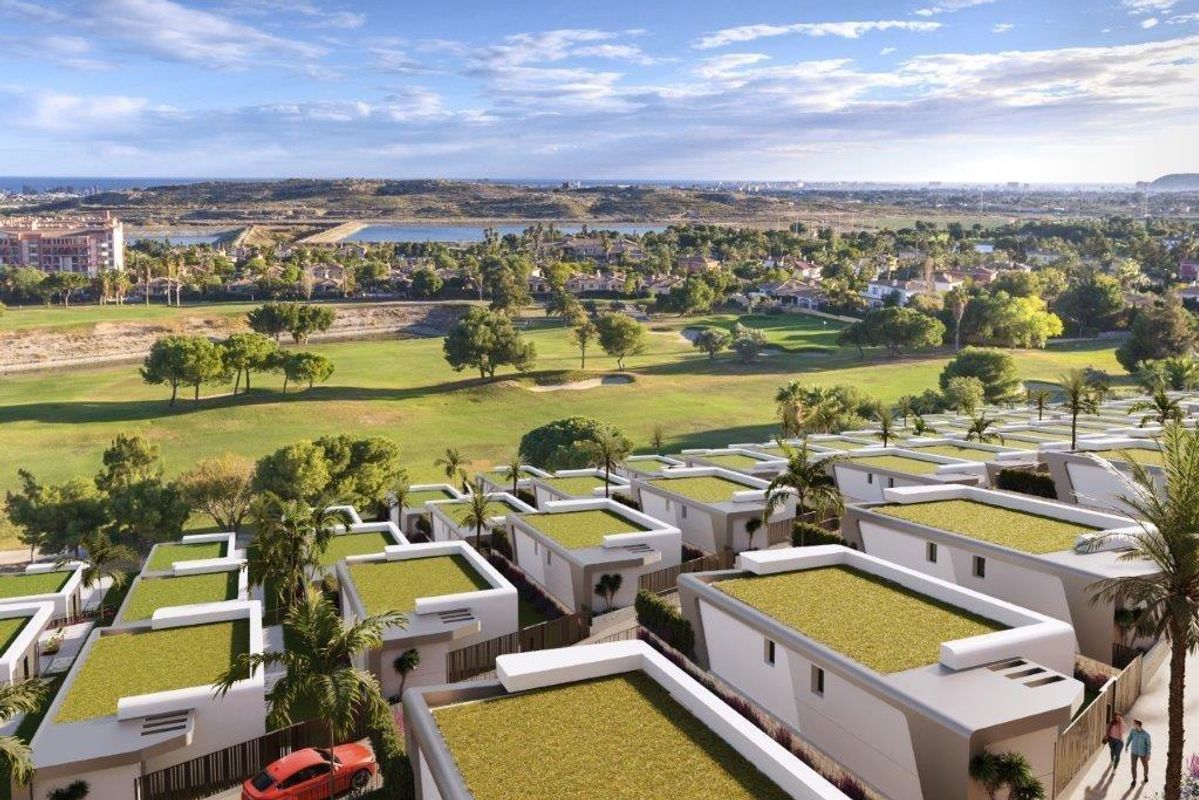 Vogelvlucht van woonhuizen met weelderige groene daken en een golfbaan in Mutxamel, Costa Blanca Noord.