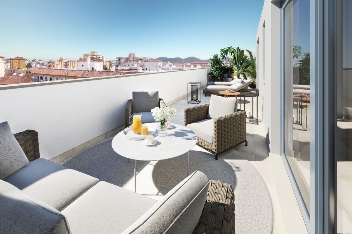 Ruimtelijk terras van het 3-slaapkamer penthouse in Fuengirola, met buitenzitplaatsen en uitzicht op de stad.